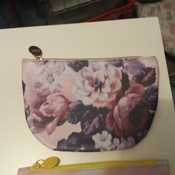 2 Makeup bags - Picture 2 of 3